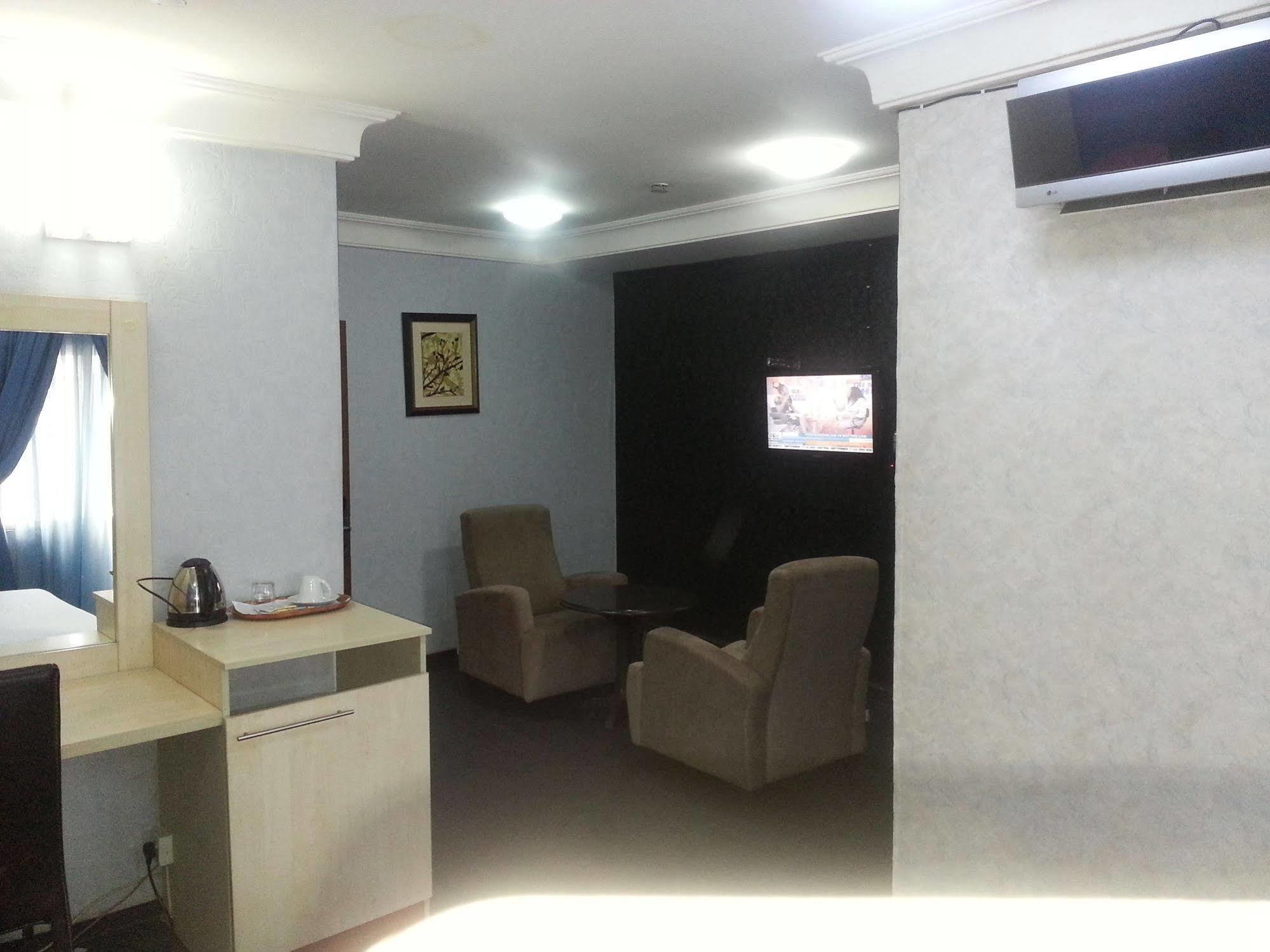 Prixair Hotel Abuja Buitenkant foto