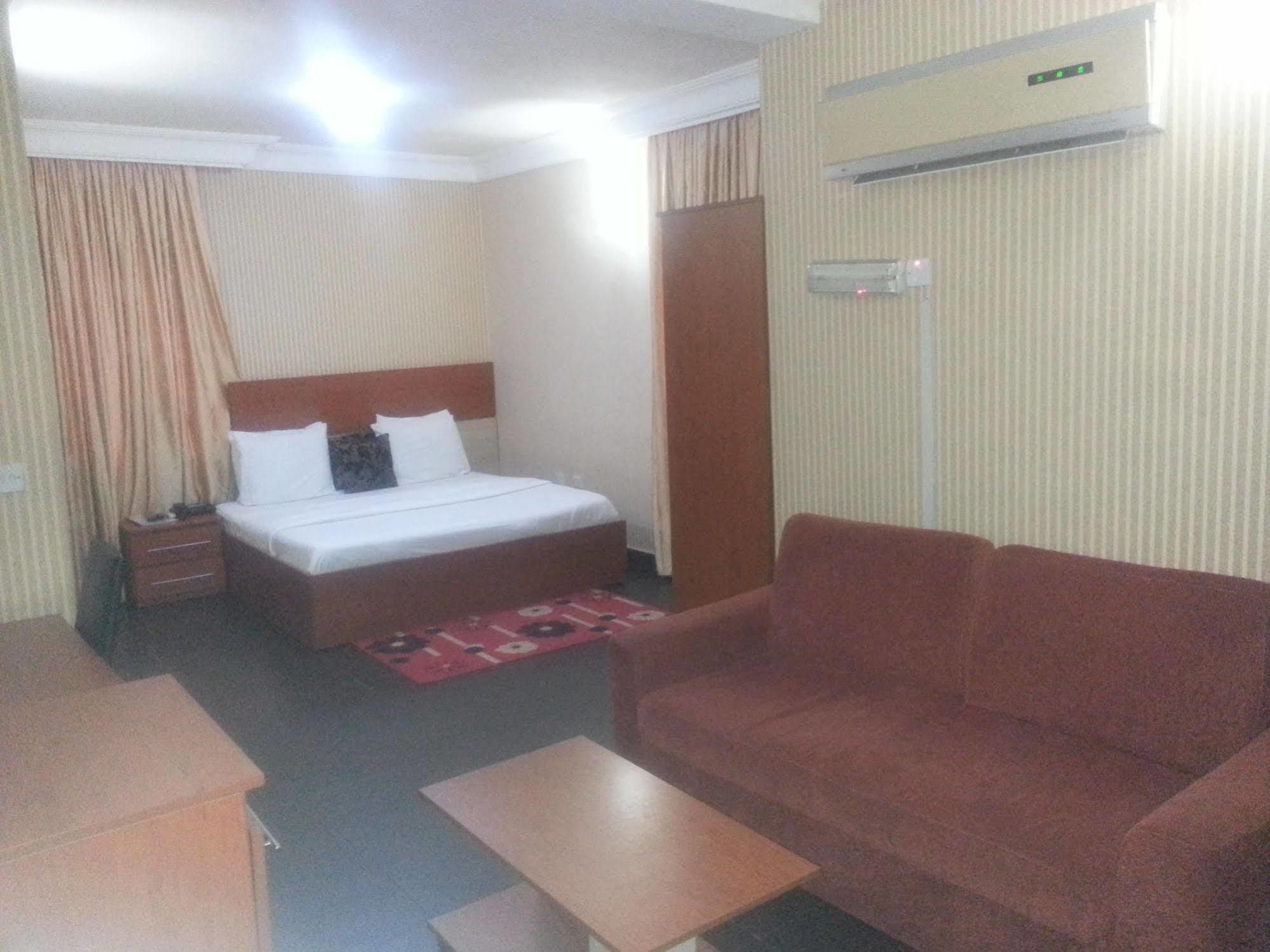 Prixair Hotel Abuja Buitenkant foto